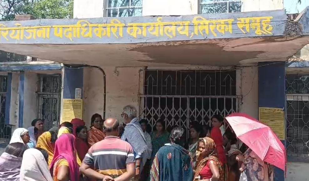 Ramgarh : सीसीएल परियोजना कार्यालय में ग्रामीणों ने जड़ दिया ताला और फिर... Ramgarh : प्रदर्शन करते स्थानीय नागिरक
