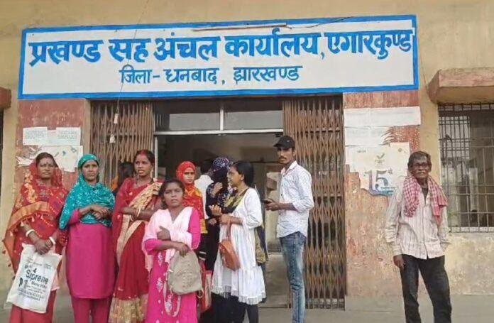 Maiyan Samman Yojna की राशि को लेकर महिलाएं परेशान, प्रखंड कार्यलयों में लगी लंबी कतार...