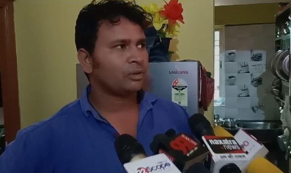Dhanbad Crime : होली में गए थे गांव, घर पर पड़ गया लाखों का डाका... Dhanbad Crime : मामले की जानकारी देता मकान मालिक