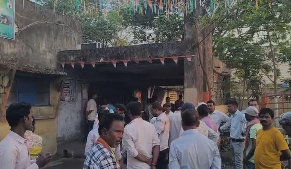 Dhanbad : तालाब में डूबने से बीसीसीएल कर्मी की मौत, फिर ग्रामीणों ने कर दिया... Dhanbad : भारी संख्या में जुटी लोगों की भीड़