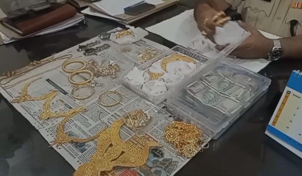 Dhanbad Crime : करोड़ों का माल उड़ाने वाला अपराधी मध्यप्रदेश से धराया, भारी मात्रा में सोना... Dhanbad Crime : भारी मात्रा में सोना और कैश बरामद