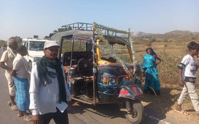 jry Giridih Accident : गांवा बाजार जा रही ऑटो अनियंत्रित होकर बीच सड़क पर पलटी, कई घायल...