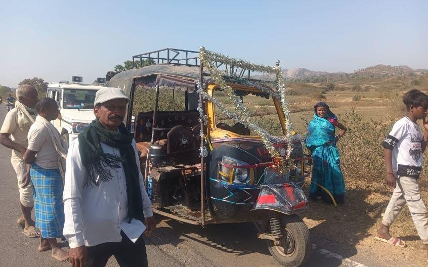 Giridih Accident : गांवा बाजार जा रही ऑटो अनियंत्रित होकर बीच सड़क पर पलटी, कई घायल...