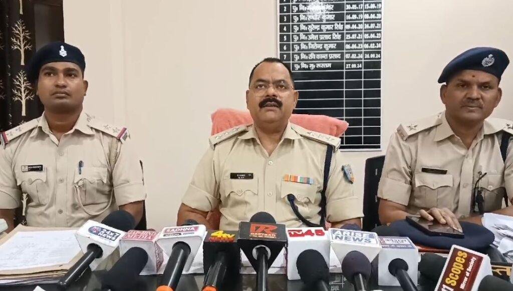 Dhanbad Crime : करोड़ों का माल उड़ाने वाला अपराधी मध्यप्रदेश से धराया, भारी मात्रा में सोना... Dhanbad Crime : मामले की जानकारी देती पुलिस