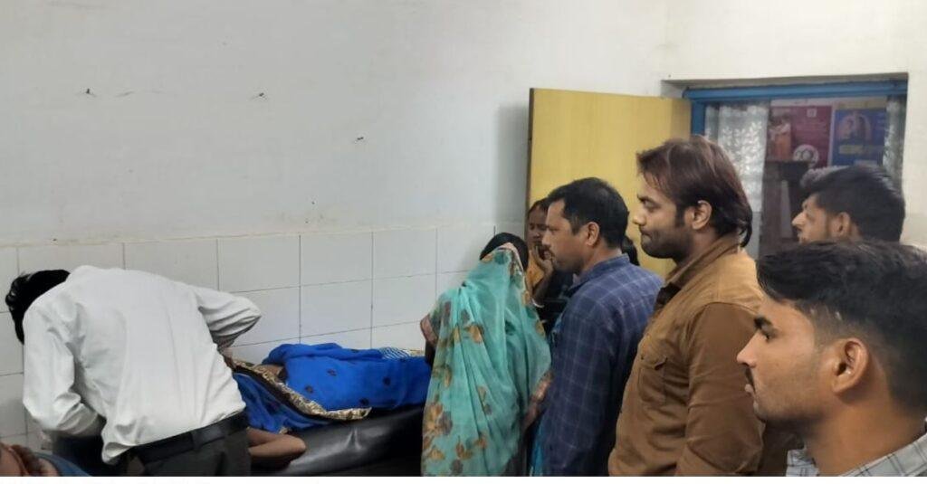 Giridih : सड़क क्रॉस कर रही महिला को पिकअप वैन ने रौंदा, गंभीर... Giridih : अस्पताल में इलाजरत महिला