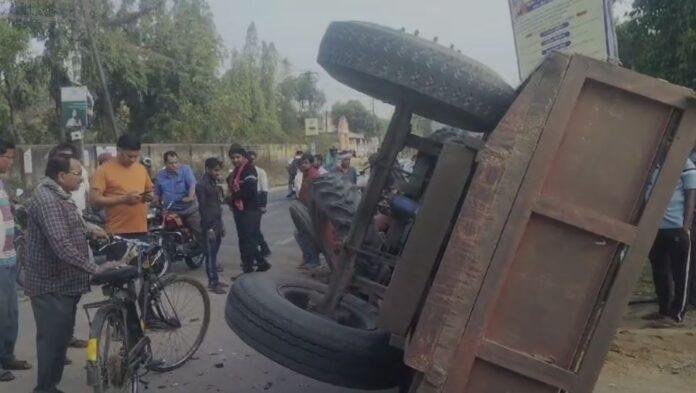 Bokaro Accident : तेज रफ्तार कार और ट्रैक्टर के बीच भयंकर टक्कर, कार के उड़े पखच्चे...