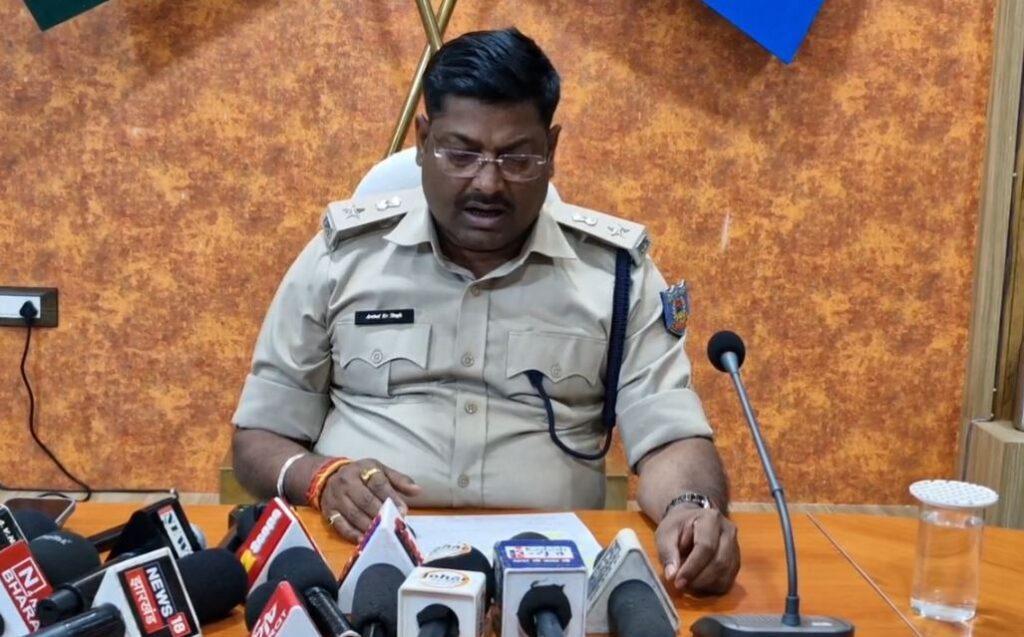 Hazaribagh : उरीमारी न्यू बिरसा प्रोजेक्ट में फायरिंग और आगजनी का एक आरोपी धराया... Hazaribagh : मामले की जानकारी देते एसपी