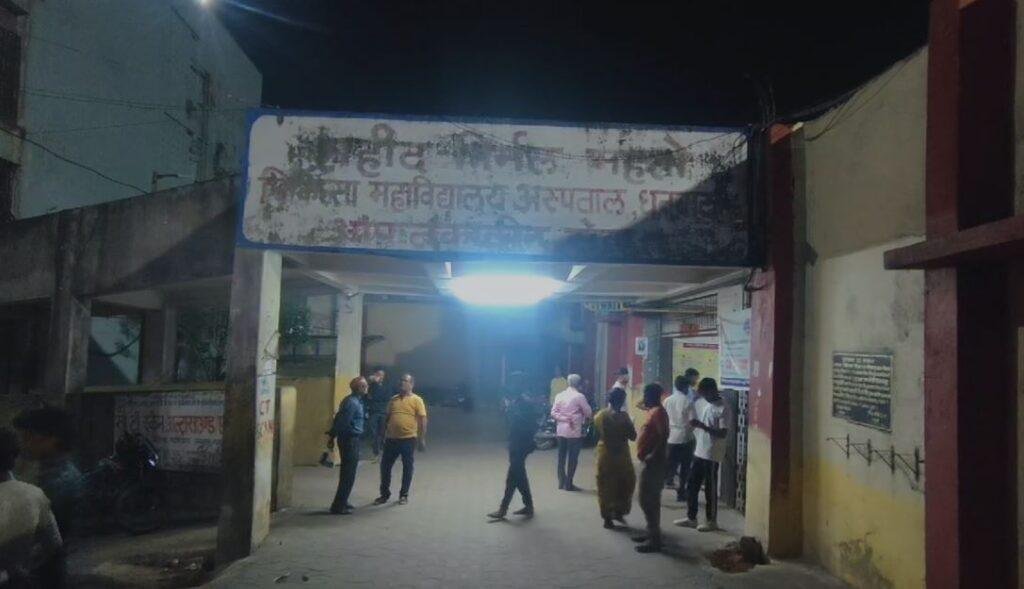 Dhanbad : घायलों को अस्पताल में भर्ती कराया गया