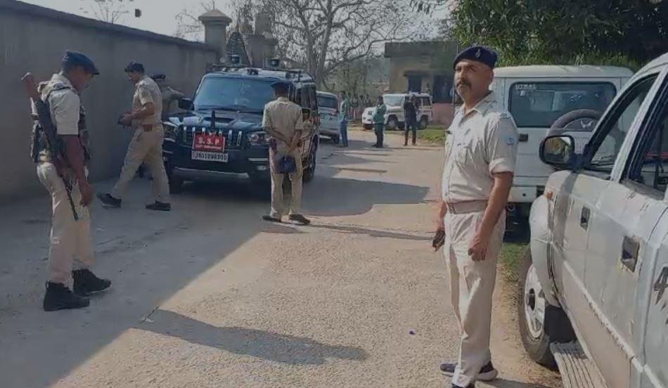 Anuj Kanaujia Encounter : घटनास्थल में जांच करती पुलिस