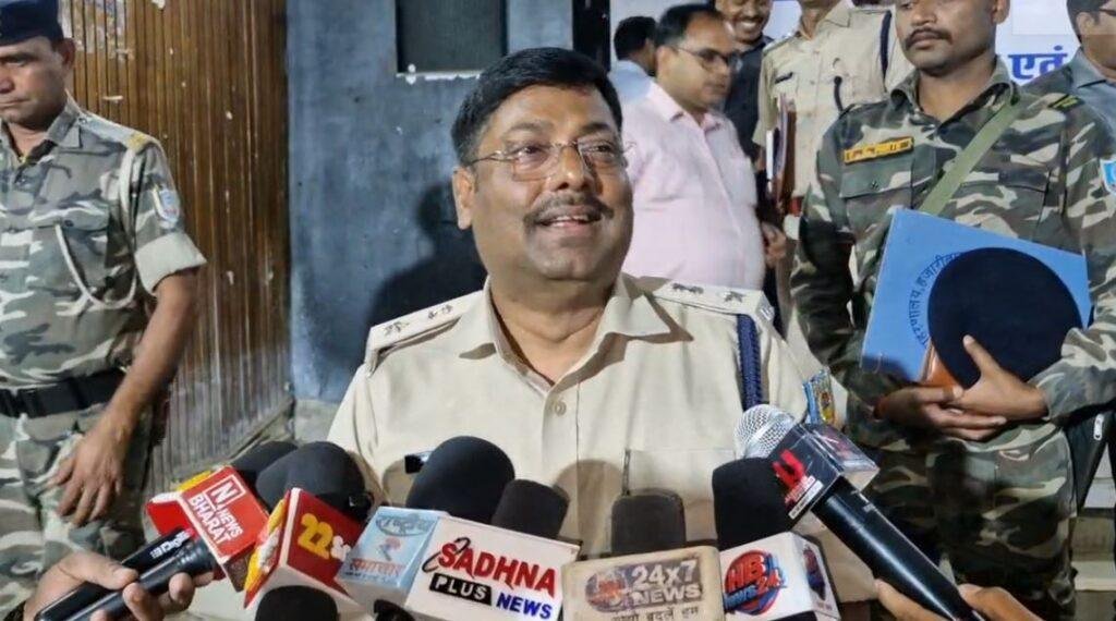 Hazaribagh : जानकारी देते एसपी