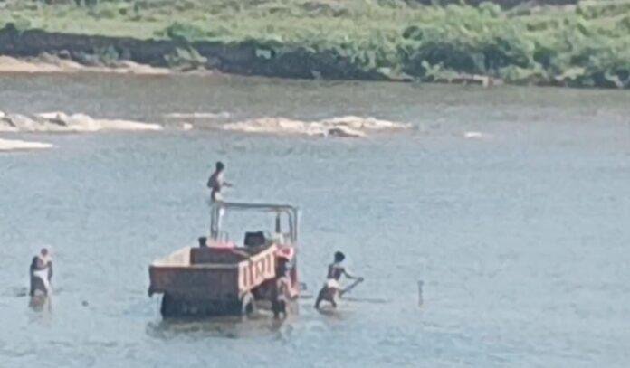 Ramgarh : खतरे में दामोदर नदी का अस्तित्व, अवैध बालू उठाव को रोकने वाला कोई नहीं...