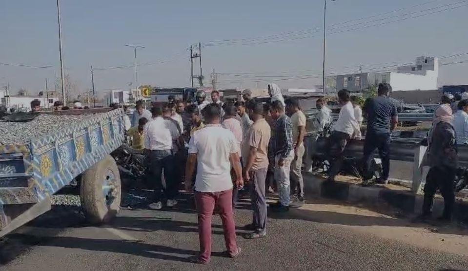 Dhanbad Breaking : दर्दनाक सड़क हादसा, ट्रैक्टर की चपेट में आकर बाइक सवार की मौत... Dhanbad Breaking : घटना के बाद जुटी लोगों की भीड़