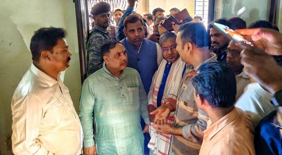 Anil Tiger Murder के बाद परिजनों से मिलने रिम्स पहुंचे बाबूलाल, अर्जुन मुंडा और सुदेश महतो...