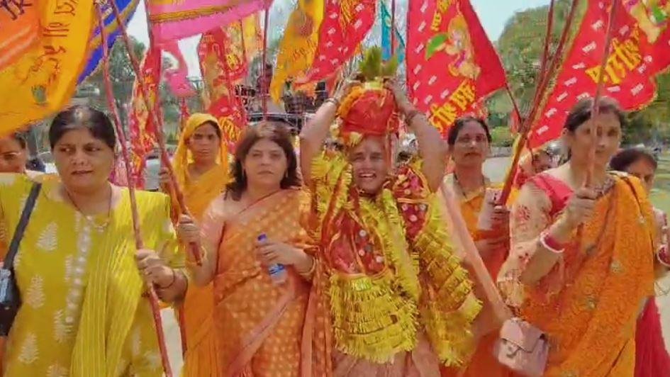 Bokaro : यात्रा में शामिल महिलाएं