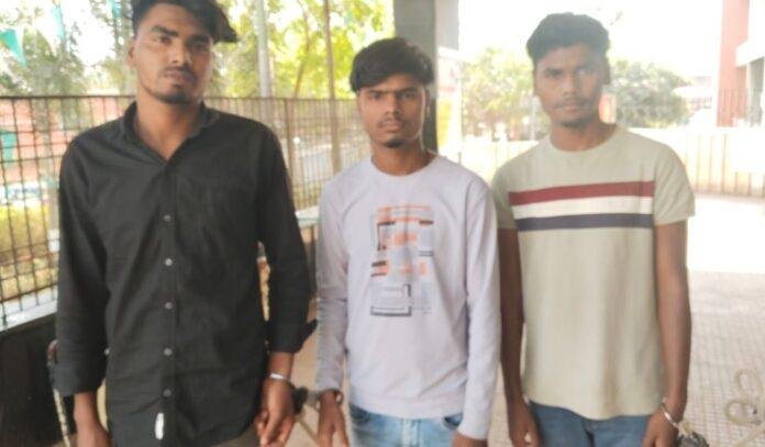 Dumka Crime : दुमका से तीन शातिर साइबर अपराधी रंगेहाथ गिरफ्तार...