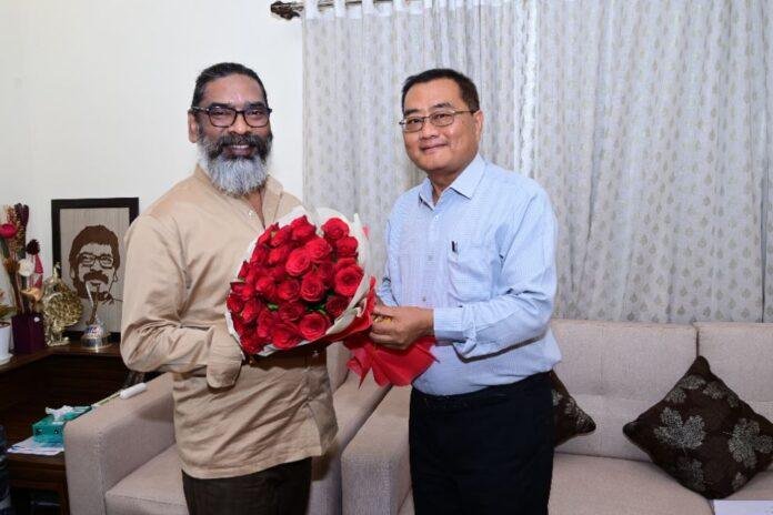 Breaking : सीएम हेमंत सोरेन से जेपीएससी अध्यक्ष एल० खियांग्ते ने की मुलाकात...
