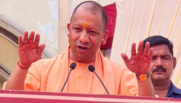 CM Yogi के अहम बोल - आक्रांता का महिमा मंडन देशद्रोह... 3 22Scope News अयोध्या में सीएम योगी एक कार्यक्रम में।