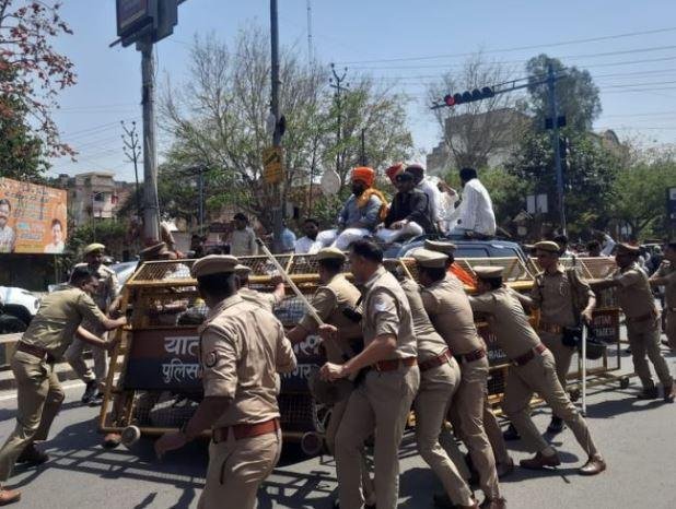 राणा सांगा विवाद में सपा सांसद के घर पर करणी सेना का बुलडोजर से हमला, कई पुलिसवाले घायल आगरा में करणी सेना के लोगों को रोकती पुलिस