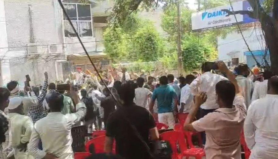 राणा सांगा विवाद में सपा सांसद के घर पर करणी सेना का बुलडोजर से हमला, कई पुलिसवाले घायल आगरा में सपा सांसद के घर पर बवाल करने पहुंचे करणी सेना के लोग