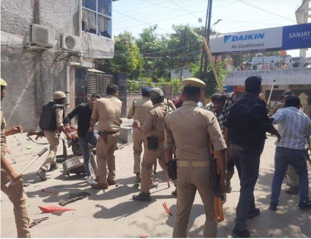 राणा सांगा विवाद में सपा सांसद के घर पर करणी सेना का बुलडोजर से हमला, कई पुलिसवाले घायल आगरा में सांसद के घर के घर तोड़फोड़ करने वालों को पकड़ती पुलिस