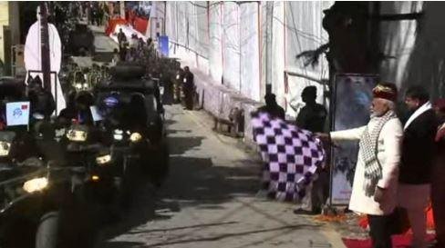 उत्तरकाशी में बोले PM Modi - ये दशक उत्तराखंड का... उत्तरकाशी में बाइक रैली को रवाना करते पीएम मोदी।