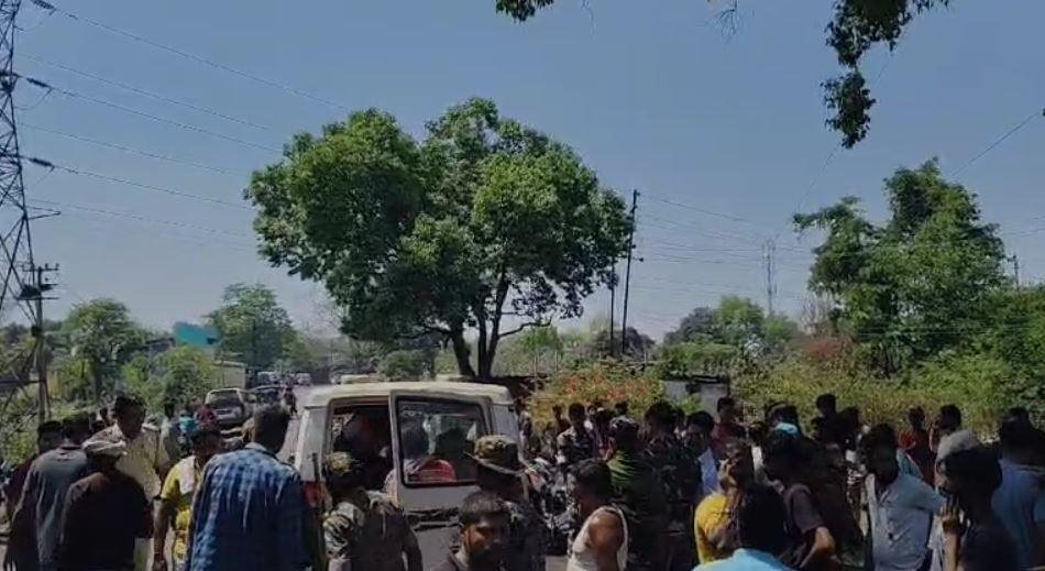 Dhanbad Breaking : घटना के बाद जुटी लोगों की भीड़