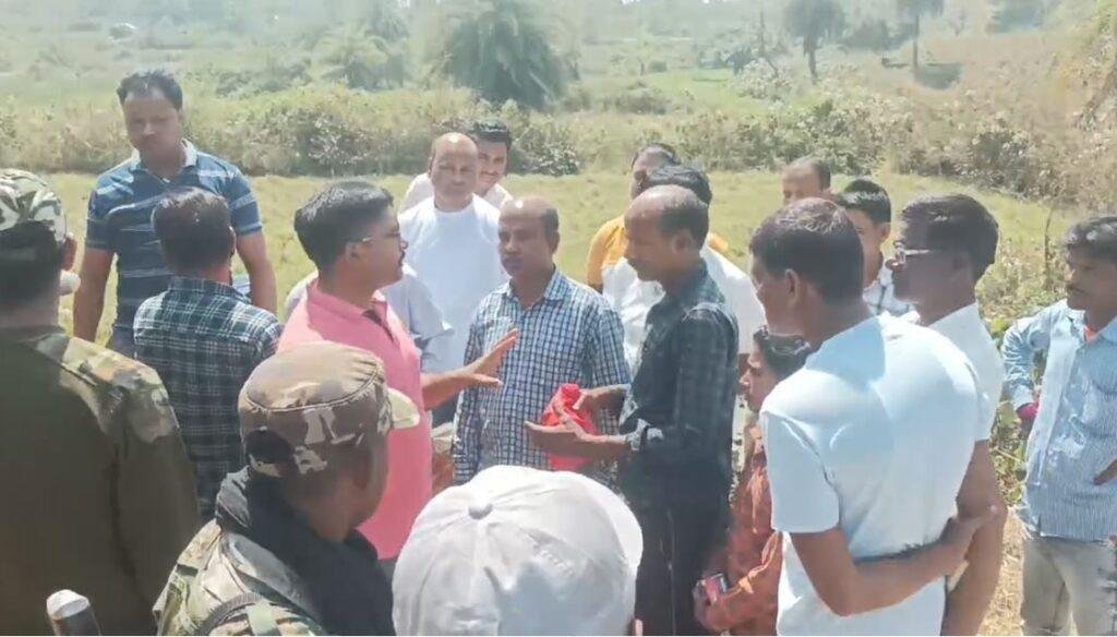 Dhanbad : भूमि विवाद में दो गुटों में भिड़ंत के बाद बिगड़ा माहौल, पुलिस बल तैनात... Dhanbad : ग्रामीणों को समझाते सीओ