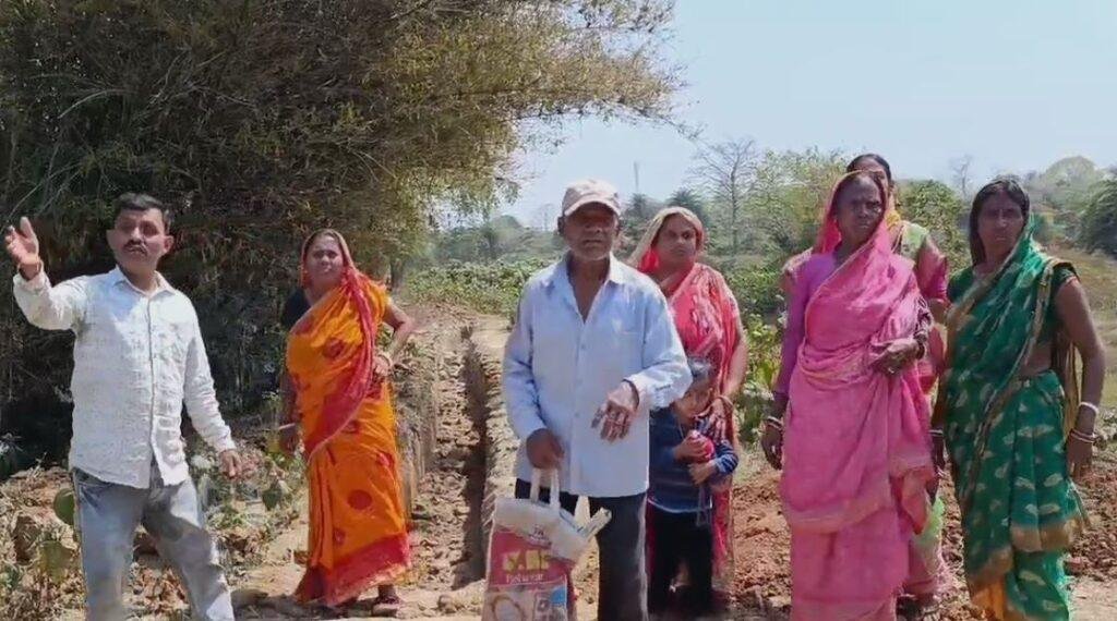 Dhanbad : भूमि विवाद में दो गुटों में भिड़ंत के बाद बिगड़ा माहौल, पुलिस बल तैनात... Dhanbad : विरोध करते ग्रामीण