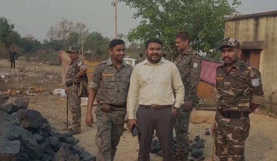 Bokaro : खनन विभाग की अचानक छापेमारी से मचा हड़कंप, भाग खड़े हुए तस्कर... Bokaro : छापेमारी के दौरान खनन विभाग की टीम