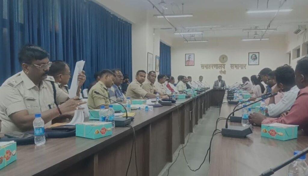 Ranchi : बैठक के दौरान डीसी संग अधिकारी