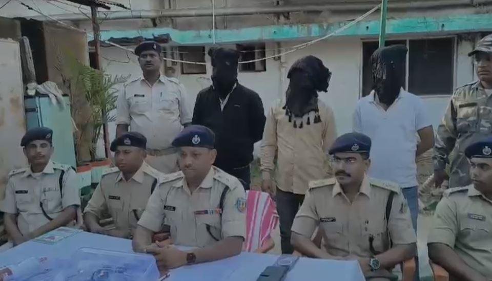 Breaking : हथियार लहराते कालू लाम्बा गिरोह के तीन अपराधी चढ़े पुलिस के हत्थे...