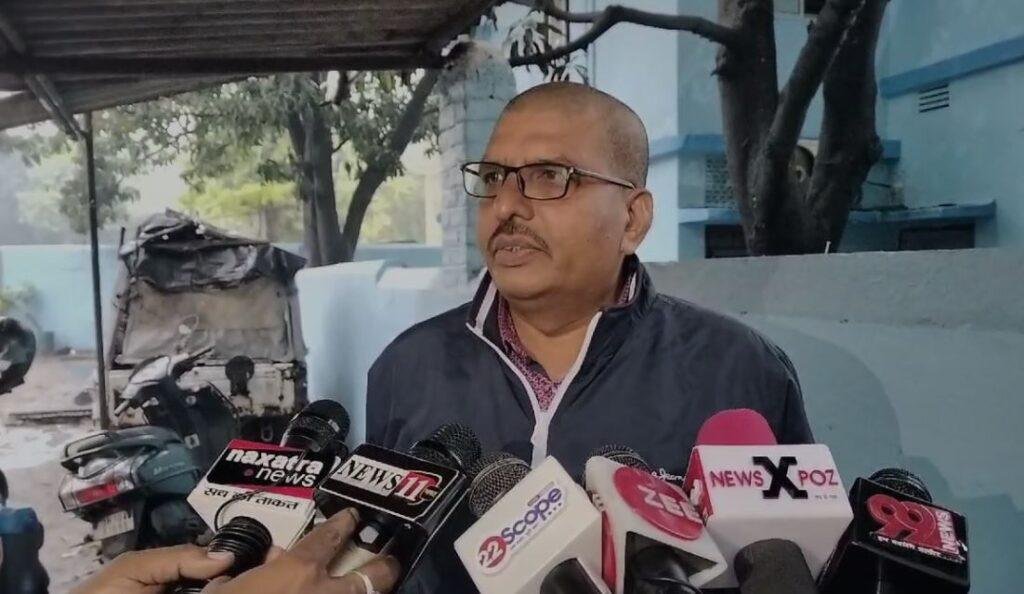 Dhanbad Crime : घटना की जानकारी देता भुक्तभोगी