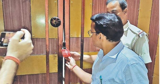 Ranchi : उत्पाद विभाग की टीम हुई रेस, डीसी के आदेश पर कार्निवल बैक्वेंट हॉल सील, ये है वजह... Ranchi : सील करती उत्पाद विभाग की टीम