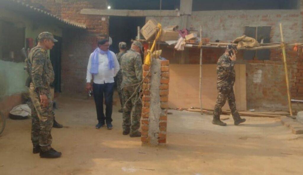 Giridih : घर से पिता समेत तीन बच्चों का शव मिलने से मची सनसनी, जांच में जुटी पुलिस... Giridih : मामले की जांच करती पुलिस