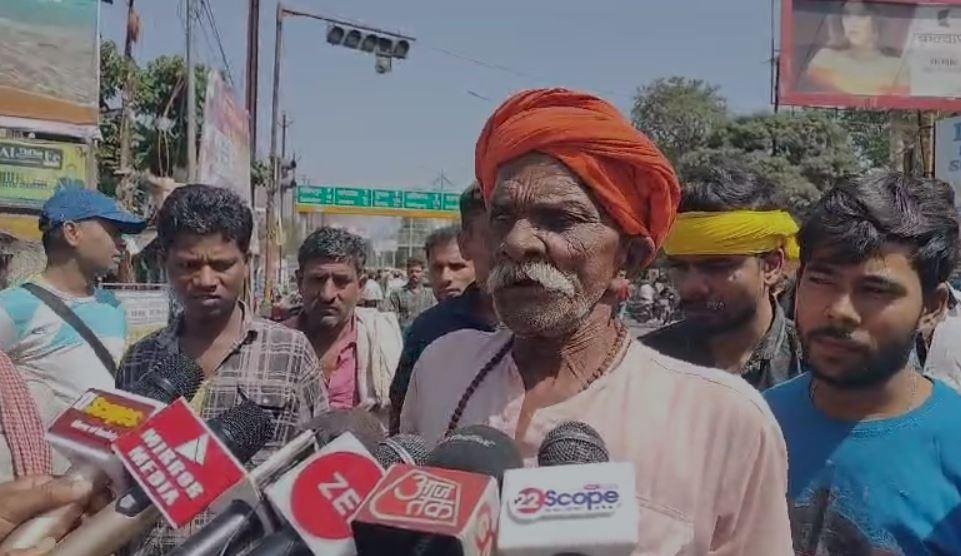 Dhanbad Breaking : मामले की जानकारी देता ग्रामीण