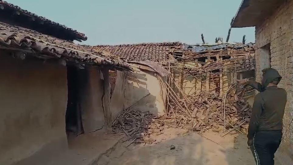 Garhwa में हाथियों ने तोड़ा घर