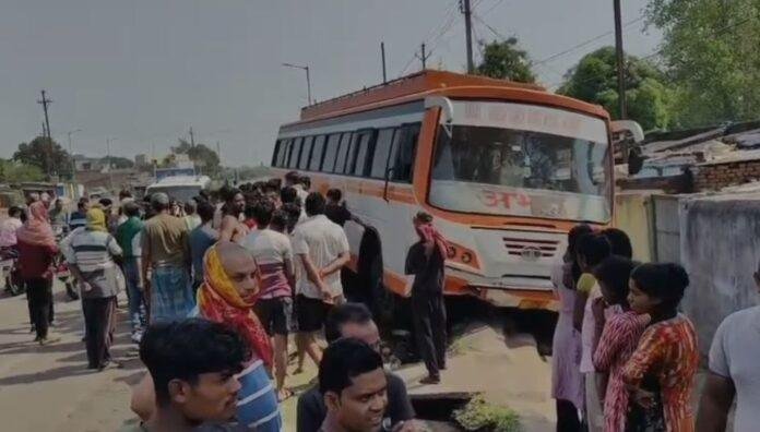 Dhanbad में दिखा टार्जन दी वंडर बस! बिना ड्राइवर के ही दौड़ी बस, बाइक को रौंदते हुए...