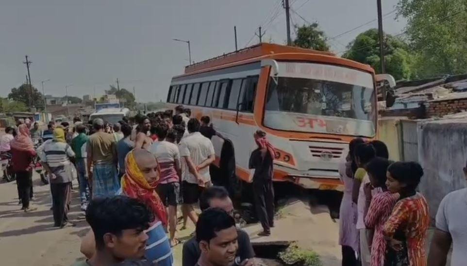 Dhanbad में दिखा टार्जन दी वंडर बस! बिना ड्राइवर के ही दौड़ी बस, बाइक को रौंदते हुए...