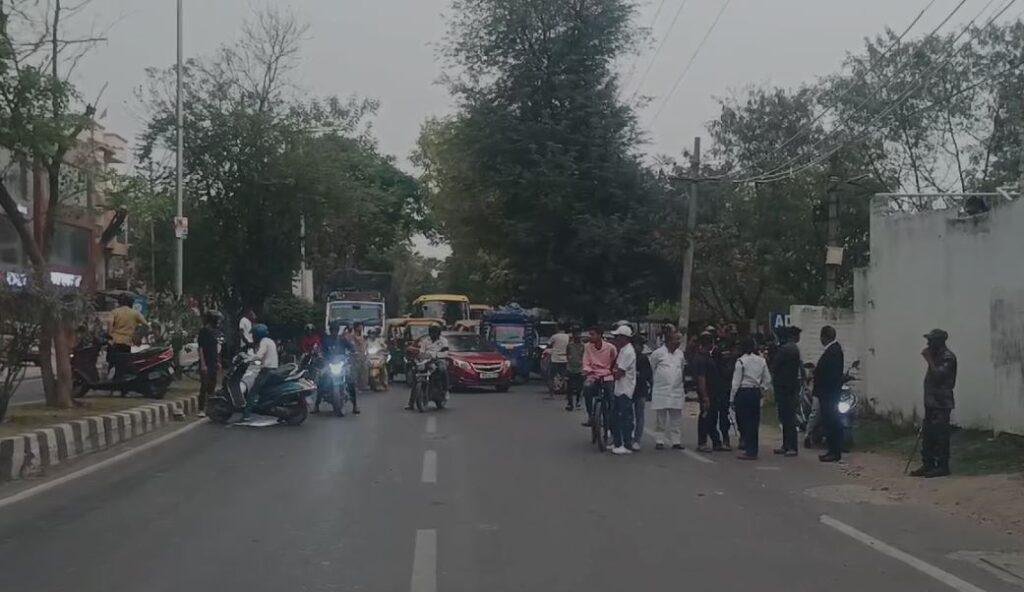 Breaking : हरमू रोड में बीच सड़क पर उतरी सैंकड़ों महिलाएं और करने लगी उग्र प्रदर्शन, ये है मामला... Breaking : वाहनों का लगा लंबा जाम