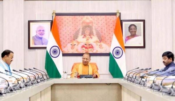 कैबिनेट की बैठक में सीएम योगी