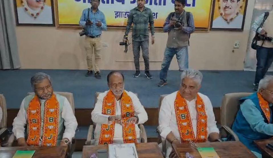 Breaking : हो गया ऐलान, बाबूलाल मरांडी चुने गए नेता प्रतिपक्ष... Breaking : बैठक के दौरान बीजेपी के वरिष्ठ नेता
