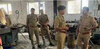 गाजियाबाद में मौके पर पहुंचे पुलिस अधिकारी