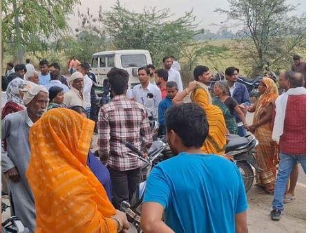 आकाशीय बिजली से यूपी के गाजीपुर में 3 की मौत गाजीपुर में आकाशीय बिजली गिरने के बाद दिलदारनगर में जुटे लोग।