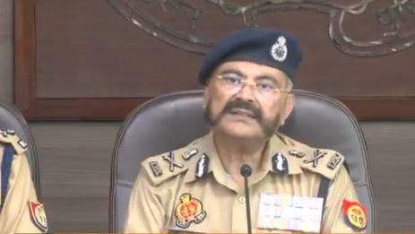 गिरफ्तार आतंकी की मीडिया को जानकारी देते यूपी के DGP प्रशांत कुमार