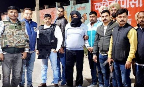 गिरफ्तार आतंकी के साथ STF की टीम।.