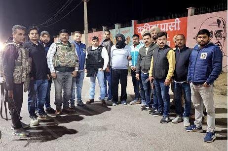 गिरफ्तार आतंकी के साथ STF की टीम।.