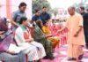 गोरखपुर में जनता दर्शन में पहुंचे लोगों तक खुद पहुंचे सीएम योगी