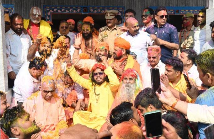 होली पर बोले CM Yogi - सभी सनातन पर्वों का संदेश है 'सत्यमेव जयते' गोरखपुर में शुक्रवार की सुबह लोगों संग होली खेलते सीएम योगी