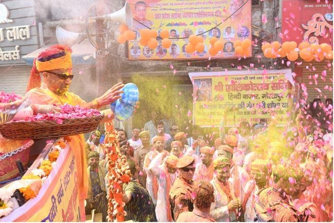 होली खेलने को निकले CM Yogi ने कहा - कुछ लोग सोचते हैं कि हम बंटे हुए हैं लेकिन... गोरखपुर में शुक्रवार को सीएम योगी के होली खेलने का अंदाज