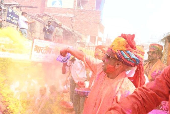 होली खेलने को निकले CM Yogi ने कहा - कुछ लोग सोचते हैं कि हम बंटे हुए हैं लेकिन... गोरखपुर में शुक्रवार को सीएम योगी के होली खेलने का अंदाज